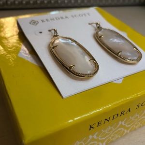Kendra Scott Elle Pearl Earrings